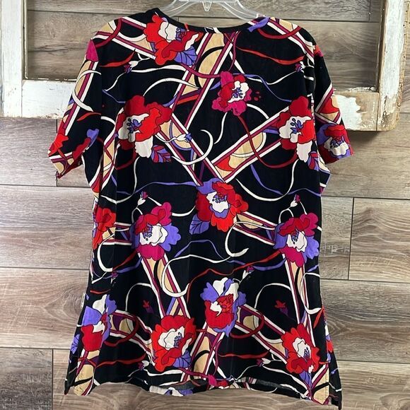 KOI Ladies Scrub Tops Cordoroy Floral
Print Short Sleeve Vneck Top Size Small - Picture 6 of 7